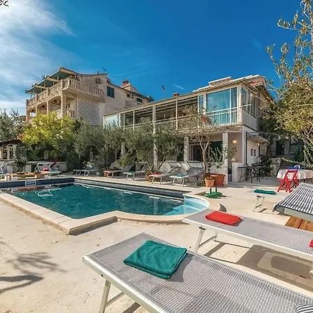 Amazing In Seget Donji With Kitchen Trogir