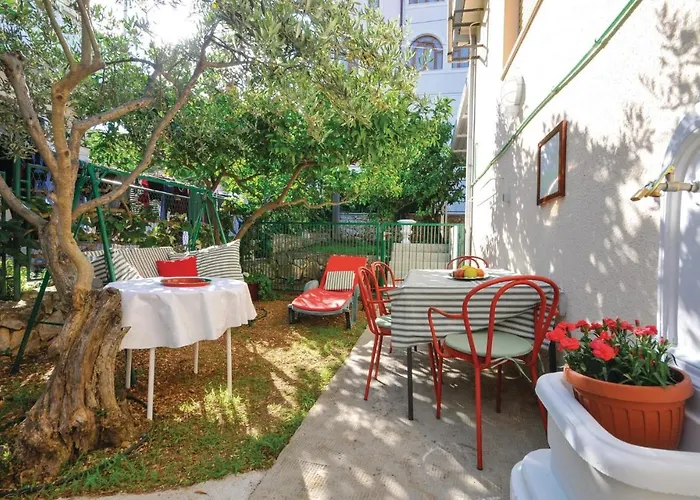 Amazing In Seget Donji With Kitchen בית נופש