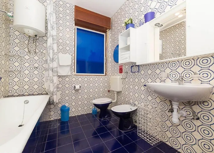 Amazing In Seget Donji With Kitchen בית נופש טרוגיר