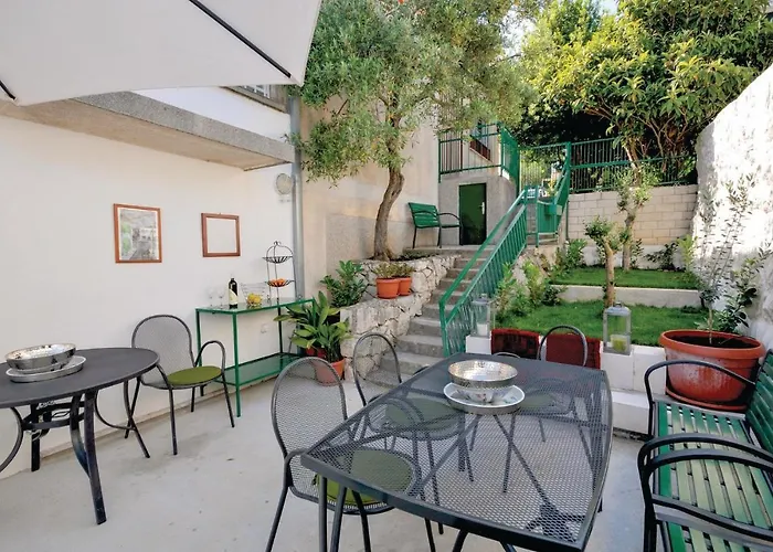 Amazing In Seget Donji With Kitchen בית נופש