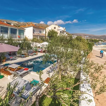 Amazing In Seget Donji With Kitchen Nyaraló