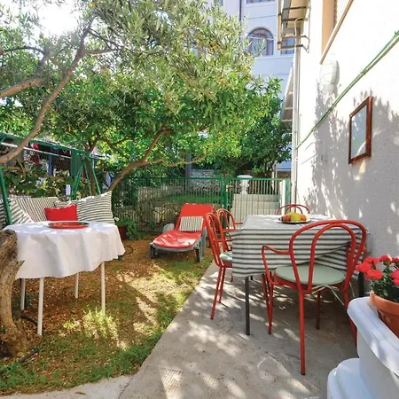 Amazing In Seget Donji With Kitchen Nyaraló