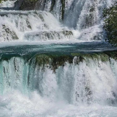 Amazing In Seget Donji With Kitchen Nyaraló