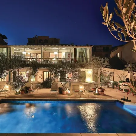 Amazing In Seget Donji With Kitchen Nyaraló