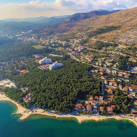 Amazing In Seget Donji With Kitchen Nyaraló