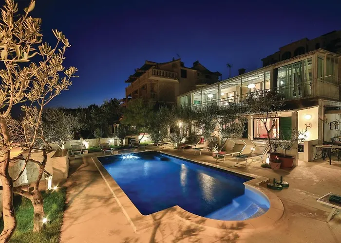 Amazing In Seget Donji With Kitchen Trogir