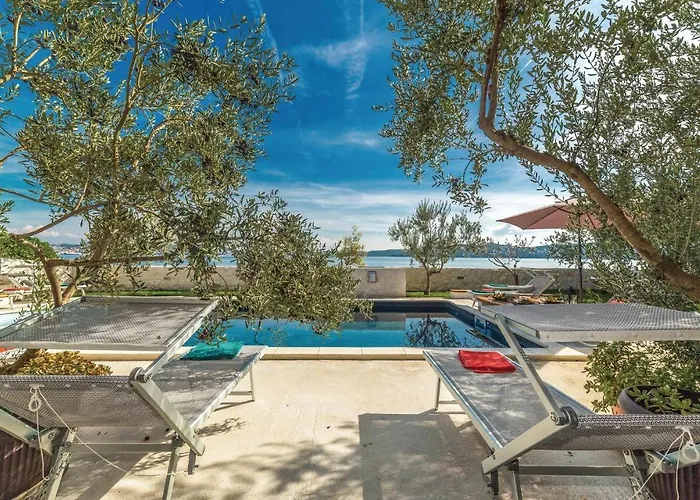 Hébergement de vacances Amazing In Seget Donji With Kitchen *