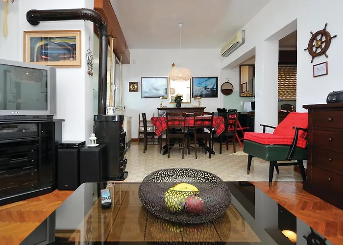 Hébergement de vacances Amazing In Seget Donji With Kitchen *