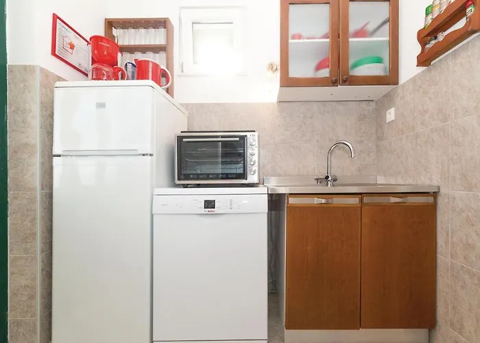 Amazing In Seget Donji With Kitchen Hébergement de vacances Trogir