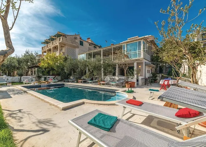 Amazing In Seget Donji With Kitchen Trogir