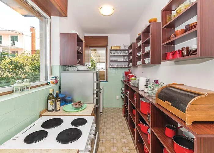 Amazing In Seget Donji With Kitchen Hébergement de vacances