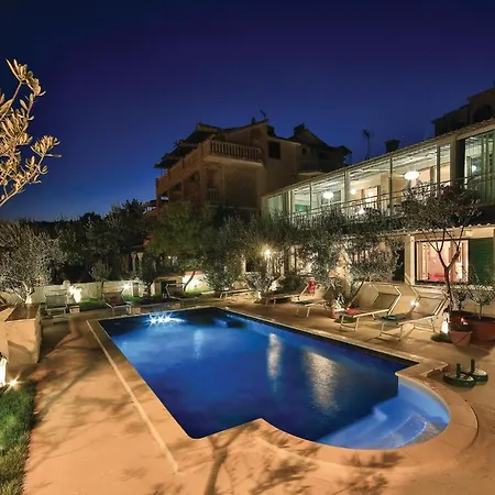 Amazing In Seget Donji With Kitchen טרוגיר