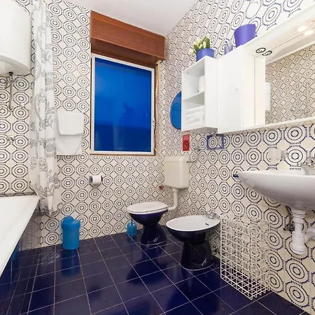 Amazing In Seget Donji With Kitchen בית נופש טרוגיר