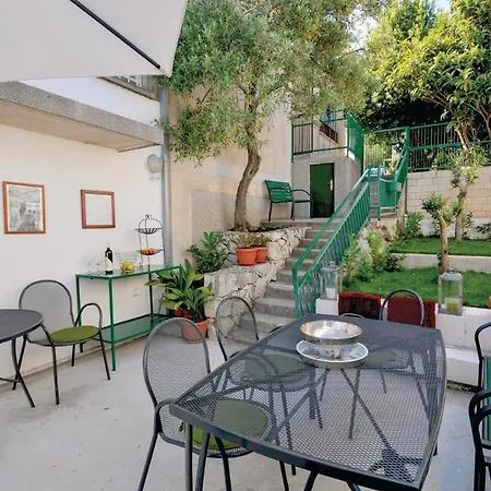 Amazing In Seget Donji With Kitchen בית נופש