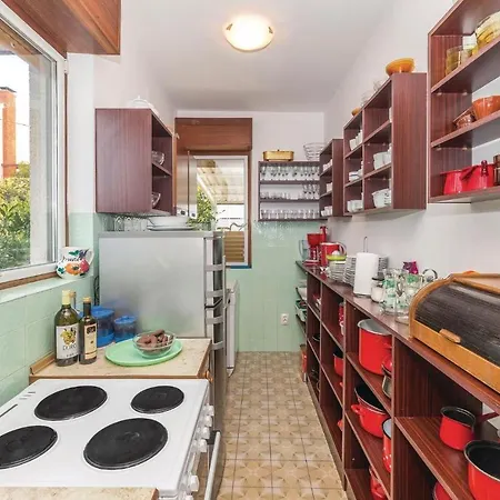 Amazing In Seget Donji With Kitchen בית נופש